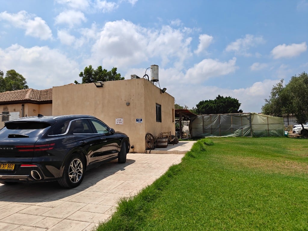 Paved accessible walkway — easy arrival at the Bnei Reem clinic